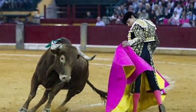 El matador peruano Roca Rey busca redimirse en México ante toros de Corlomé