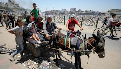 Palestinians flee Gaza City's Shejaiya area amid heavy bombardment