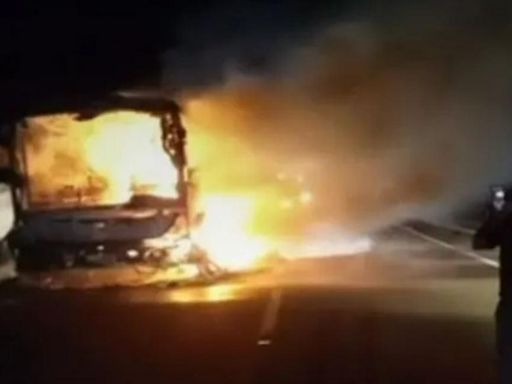 Bus en vía Santa Marta-La Guajira quedó reducido a fierros por incendio en plena carretera
