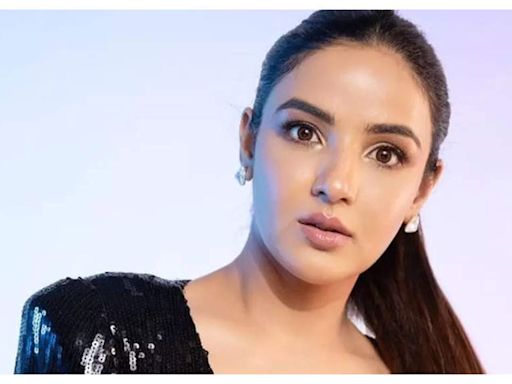 Jasmine Bhasin shares an update with fans on eye infection after corneal damage from lenses - Times of India