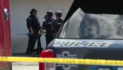 Man with a gun holding 3-year-old in Everett motel, SWAT standoff underway