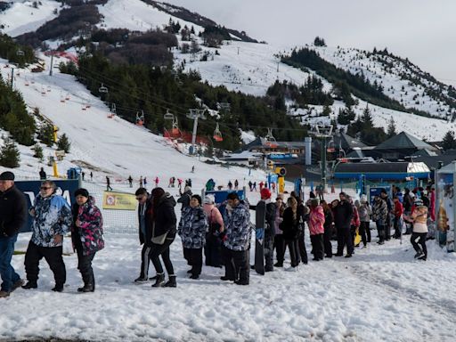 Nieve para pocos en Bariloche: el ente que regula el cerro Catedral asegura que no puede intervenir ante una resolución municipal - Diario Río Negro