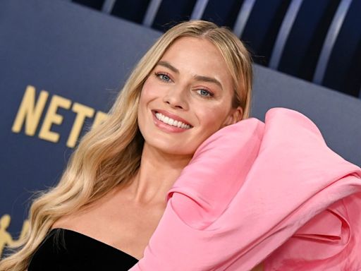 Margot Robbie proves pregnancy fashion needn't be boring in grey bodycon dress