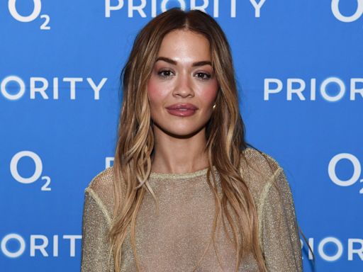 Rita Ora seins nus sous sa naked dress, elle laisse très peu de place à l'imagination