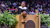 Basketball legend advises UConn graduates to be team players: 'Living on a team is a way of life'