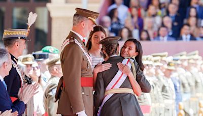 La reina Letizia, emocionada y orgullosa de la princesa Leonor, se salta el protocolo para abrazarla