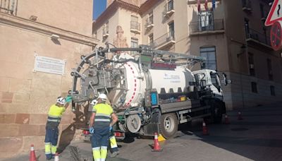 Lorca adelanta la limpieza de los imbornales ante la posible llegada de lluvias en septiembre