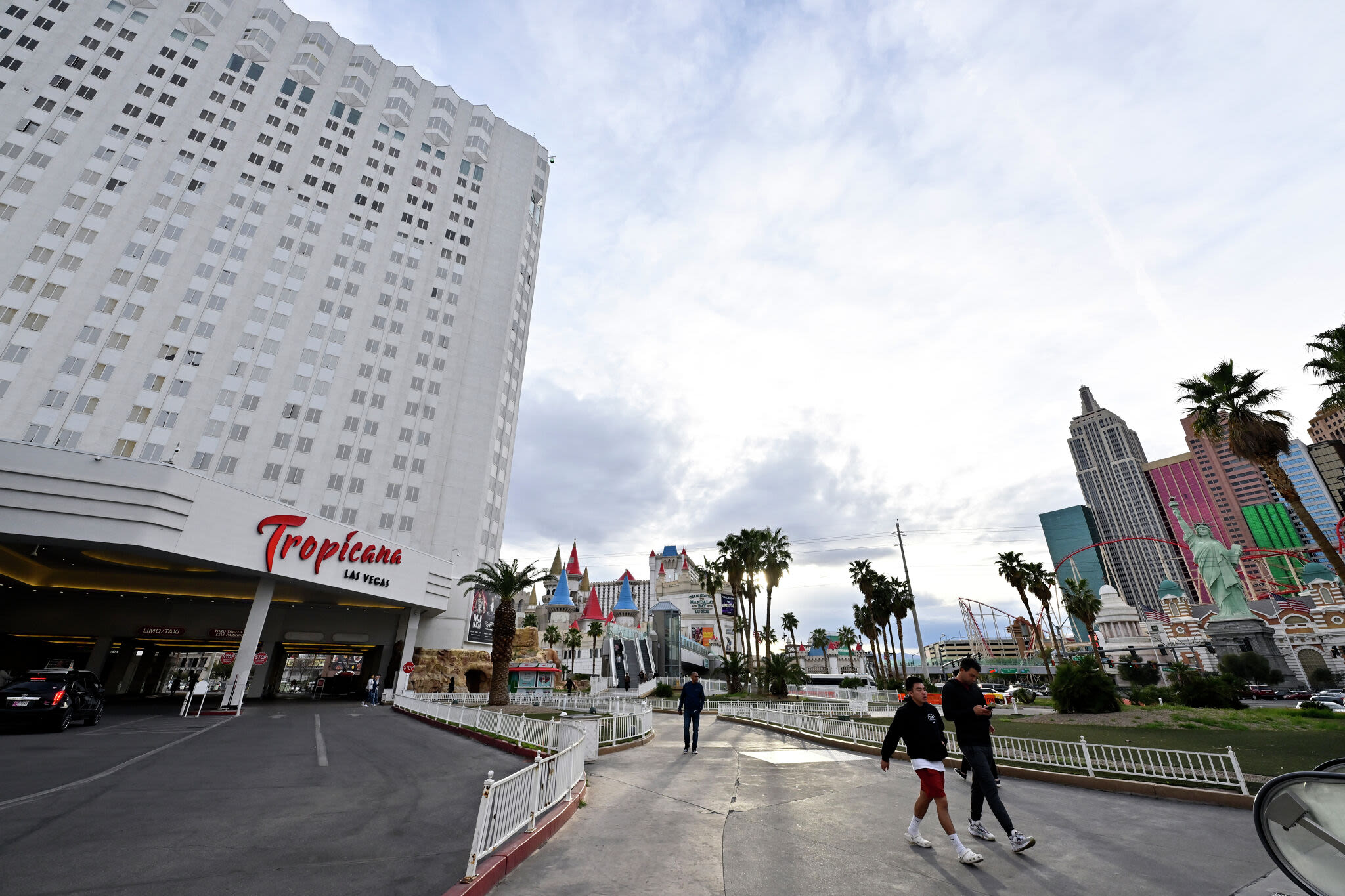 Legendary Vegas hotel selling off everything that's not bolted down