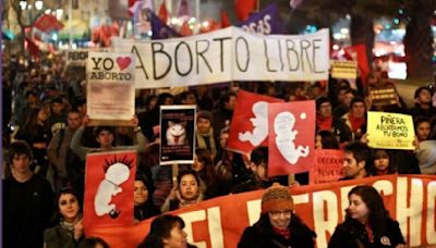 Se cumplieron diez años de la multitudinaria marcha en Santiago de Chile por la despenalización del aborto | En 2013, lxs manifestantes entraron a la Catedral