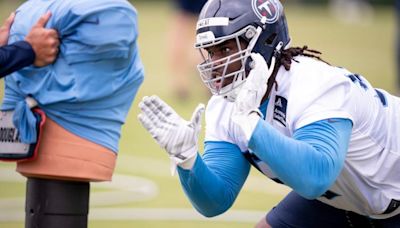 Titans fans shocked at size difference between T'Vondre Sweat, Jeffery Simmons | Sporting News