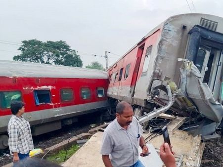 2 Killed, 20 Injured As 18 Coaches Of Mumbai-Howrah Mail Derail In Jharkhand