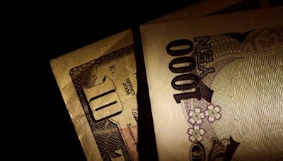 US dollar retreats after weak economic data; yen gets minor relief