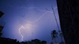 Lightning strikes man seconds before he plunges off roof and dies, Florida cops say