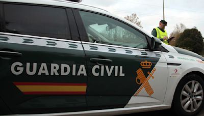 La Guardia Civil detiene en Ibiza a dos marroquíes por asaltar a un hombre y robarle con la técnica del 'mataleón' un reloj de alta gama - LA GACETA