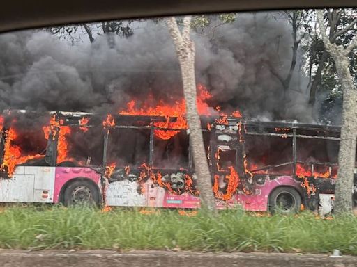 台中西屯公車火警！「行駛間突起火」司機急停車疏散乘客