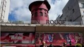 Drama en París: se desplomaron misteriosamente las aspas del mítico cabaret Moulin Rouge