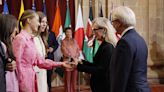 Meryl Streep recibe la insignia como galardonada con el Premio Princesa de Asturias