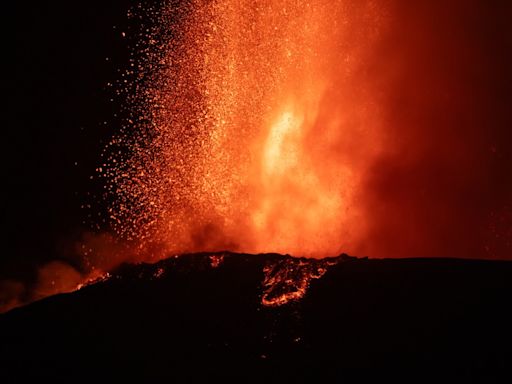 意大利埃特納火山爆發 附近機場航班一度中斷