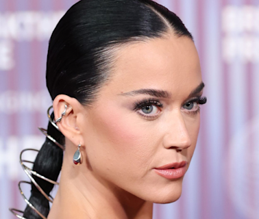 Katy Perry déchainée sur Chérie FM, elle exhibe ses seins dans un top transparent