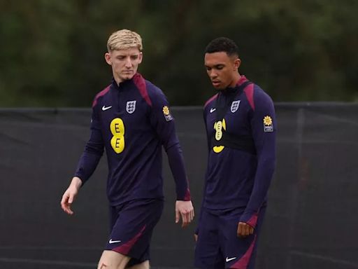 Anthony Gordon pictured chatting with Liverpool duo as transfer thoughts emerge