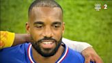 JO de Paris 2024 - "C'est trop les émotions !", "Les frissons !", "Il a l'air trop heureux, il mérite !" : les internautes ravis de revoir Alexandre Lacazette avec le maillot de l'équipe de France