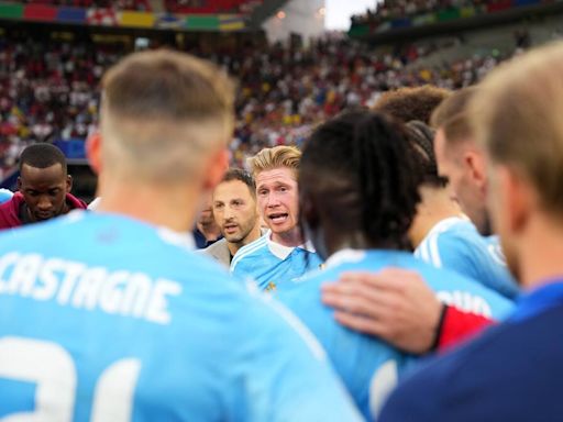 Escena surrealista de Kevin De Bruyne con Bélgica: ordena a sus compañeros que no vayan a saludar a los aficionados belgas