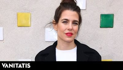 Carlota Casiraghi, en el desfile de Chanel: manicura fantasía, un icónico bolso y un fondo de armario