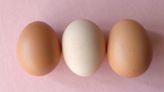 ¿Qué tipo de huevos conviene comprar, según el color?