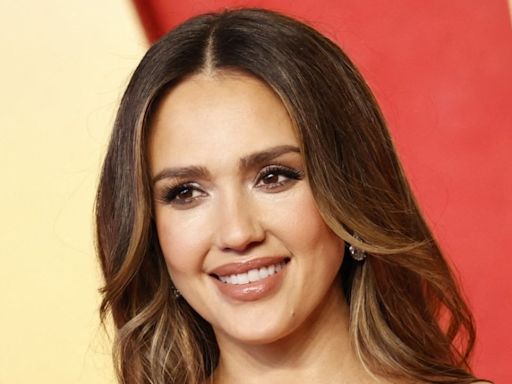 Jessica Alba demuestra cómo llevar un traje de baño de 2 piezas después de los 40