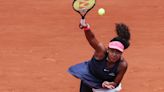 Osaka sobrevive a un debut complicado en Roland Garros y espera a Swiatek