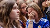 EN IMÁGENES: Un carrusel de emociones entre los miles de aficionados del Oviedo que vieron el partido en las calles