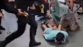 Video | Reino Unido: denuncian brutalidad policial durante un arresto que incluyó patadas en la cabeza en un aeropuerto