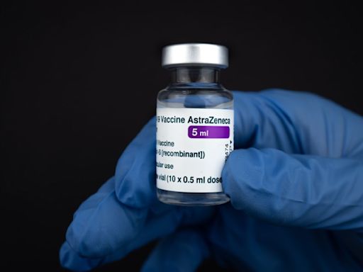 英國 AZ 藥廠遭集體訴訟，首認 COVID 疫苗引發罕見血栓
