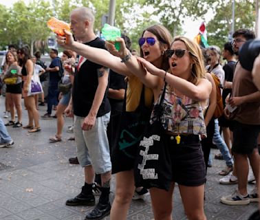 不滿「過度旅遊」推高房租 巴塞隆納示威民眾用水槍噴遊客