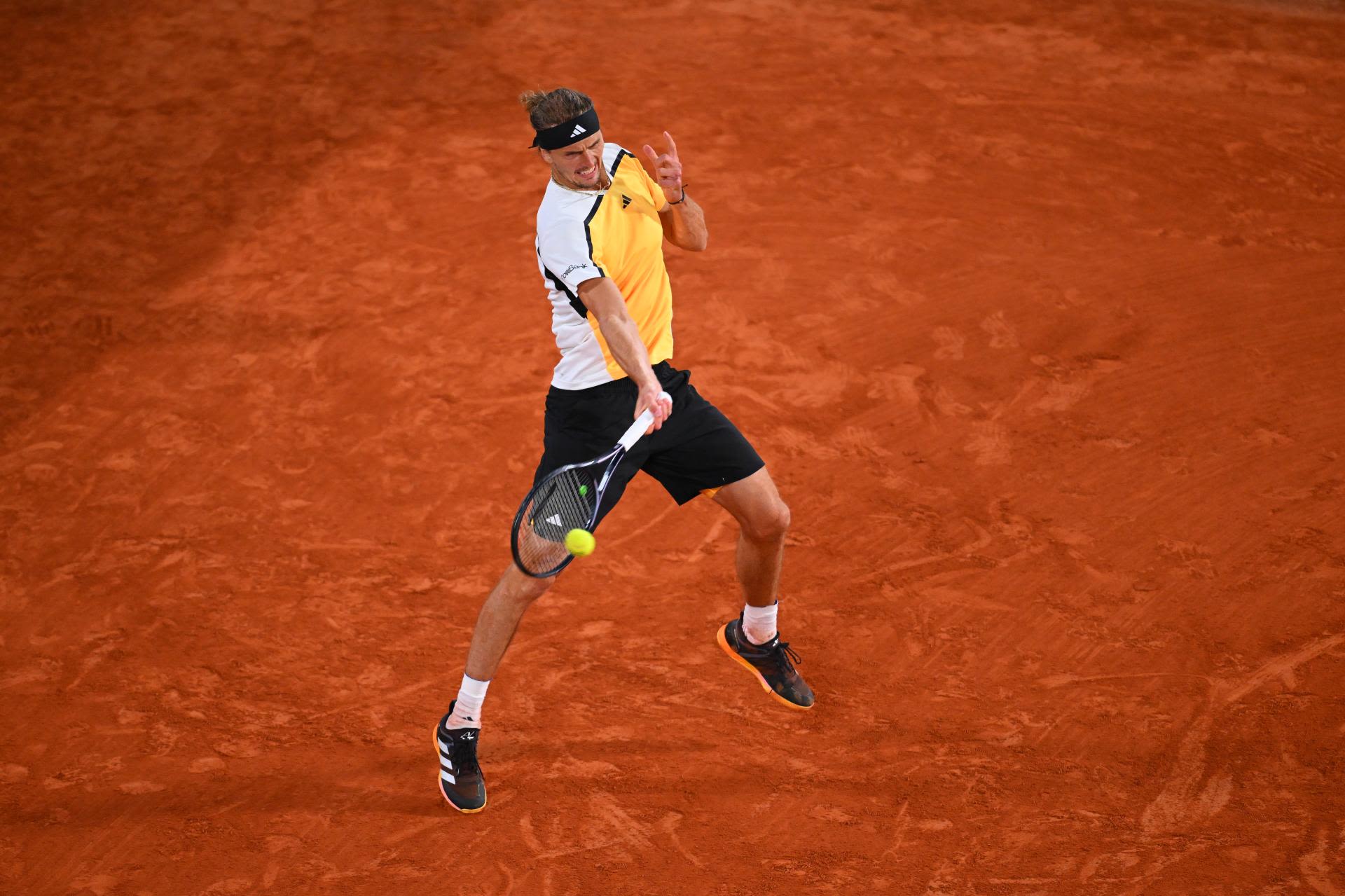 Impressive Alexander Zverev serves his way past Zhizhen Zhang