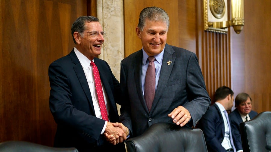 Manchin-Barrasso energy permitting bill advances to full Senate