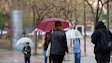 Los electores acudirán este domingo a las urnas con paraguas en una jornada de chubascos y tormentas generalizadas