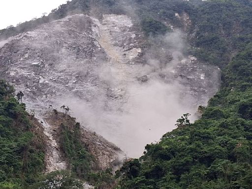 影/15:45地牛翻身！清水大山直擊駭人走山 土石伴煙塵滾落民眾尖叫