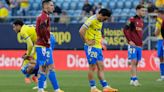 Álex Fernández, capitán del Cádiz, se enfrenta a un aficionado tras el descenso del equipo: “Un respeto”