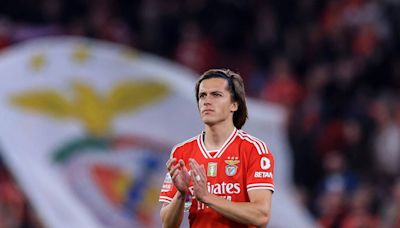 Man Utd's Fernandez joins Benfica on permanent basis