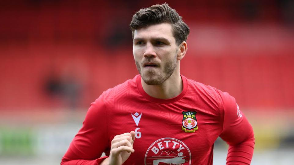 Tunnicliffe signs for Solihull after Wrexham deal ends