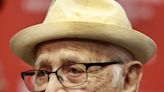 Muere Norman Lear, el creador que revolucionó las comedias televisivas en EE.UU.