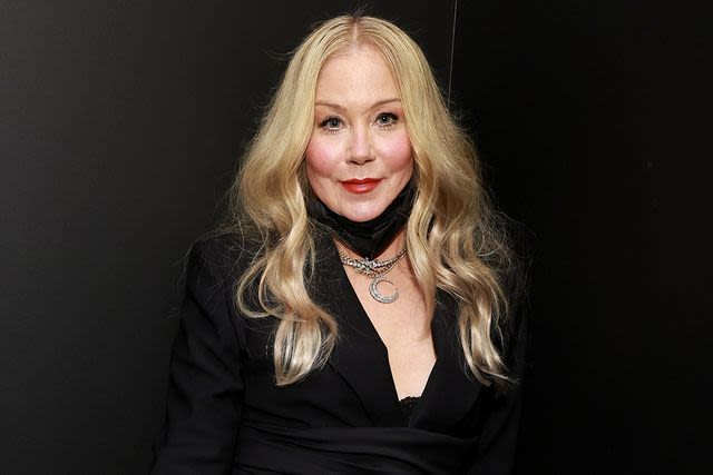 Christina Applegate says she feels 'trapped in this darkness' amid MS diagnosis: 'I don't enjoy living'