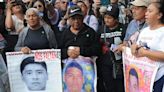 Padres de los 43 normalistas de Ayotzinapa inician búsqueda en campo militar de Iguala