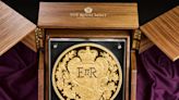 Royal mint unveils largest-ever 15kg gold coin for Queen’s platinum jubilee