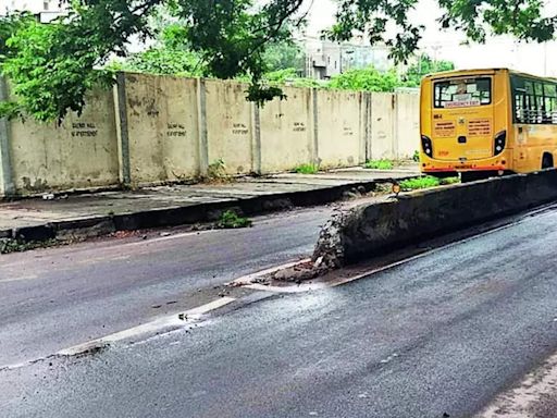 Perambur High Road missing median leads to accidents | Chennai News - Times of India