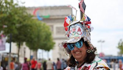 JO de Paris 2024 : Pin’s cinq anneaux et Tours Eiffel au chapeau, on a rencontré Vivianne, la « super fan olympique »