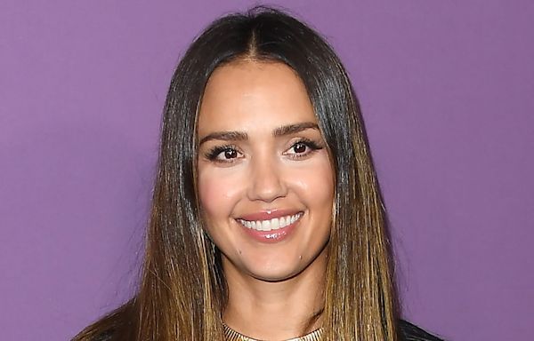 Jessica Alba’s Unapologetically Big Pants Are My Go-To for Fall