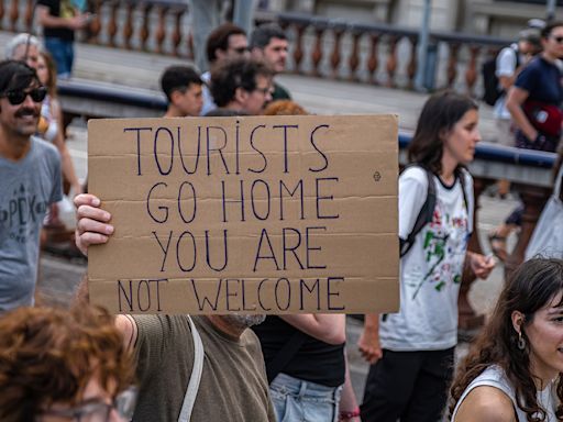 Barcelona Locals Sprayed Travelers With Water Guns in an Anti-Tourism Protest