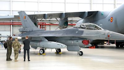 La Nación / Zelenski firma acuerdo con Bélgica para recibir 30 aviones caza F-16